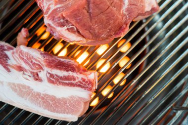 Geleneksel Kore barbekü ızgara domuz eti. Izgara Taze Çiğ Et Yakından Görünümü.