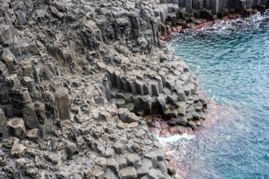 Jeju Adası, Güney Kore 'deki Jungmun' da Basaltic Volkanik Kolon Kıyıları ve Mavi Su.