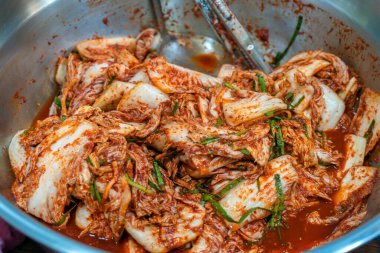 Bir kase taze Kore Kimchi 'si. Salamura Baharatlı Sebze. Asya Restoranında Sulu Biber Lahanası..