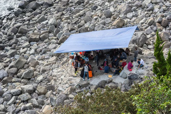 Skupina Asijských Lidí Odpočívajících Mluvících Stony Beach Pod Stanem Korejština — Stock fotografie