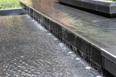 Açık Hava Avlusu 'nda küçük bir şelale. Peyzaj Tasarımının Bir parçası olarak Su Özelliği.