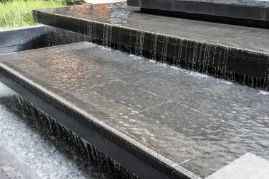 Açık Hava Avlusu 'nda küçük bir şelale. Peyzaj Tasarımının Bir parçası olarak Su Özelliği.
