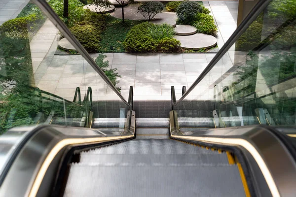 Escalator Descendant Vers Green Sunken Plaza Cour Bien Aménagée Technologie — Photo