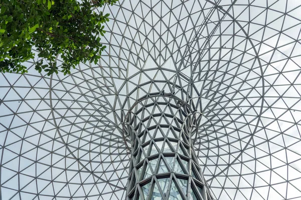 Doble Curva Embudo Forma Tragaluz Sobre Árbol Verde Estructura Acero —  Fotos de Stock