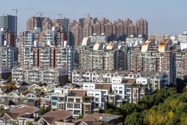 Güneşli bir günde sıradan bir Çin şehrinin silüeti. İkamet Bölgesi 'ndeki ortak binalar. Şangay 'da Modern Genel Mimari.