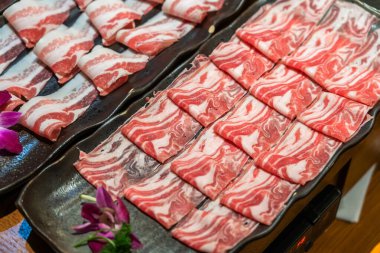 Biftek, kuzu eti ve domuz eti de dahil olmak üzere et tabağı seçimi. Hızlı pişirmek için ince ince dilimlenmiş.