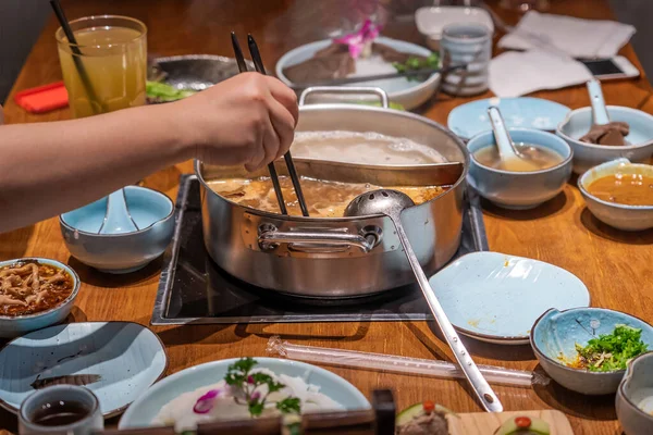 식당에서 젓가락으로 수프에서 음식을 꺼내는 — 스톡 사진