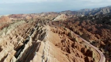 Gökkuşağı Dağları Jeolojik Parkı 'nın Havadan Görünümü. Stripy Zhangye Danxia Landform Jeoloji Parkı, Gansu Eyaleti, Çin. Güneşli bir günde uçan bir vadi resmi..