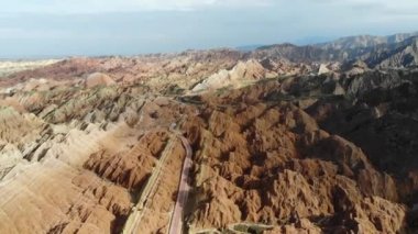 Gökkuşağı Dağları Jeolojik Parkı 'nın Havadan Görünümü. Stripy Zhangye Danxia Landform Jeoloji Parkı, Gansu Eyaleti, Çin. Güneşli bir günde uçan bir vadi resmi..