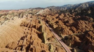 Gökkuşağı Dağları Jeolojik Parkı 'nın Havadan Görünümü. Stripy Zhangye Danxia Landform Jeoloji Parkı, Gansu Eyaleti, Çin. Güneşli bir günde uçan bir vadi resmi..