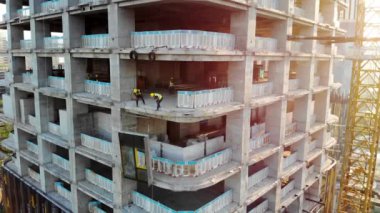 İşçiler İnşaat Alanına Cam Pencere Paneli Kuruyor. Binanın Perde Duvarları Kaplaması.