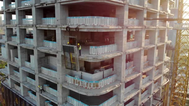Arbetstagare Installerar Den Prefabricerade Glaspanelen Byggarbetsplatsen Byggnadens Beklädnad Gardinväggar — Stockvideo