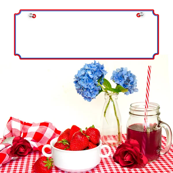 草莓和红格子背景 — 图库照片