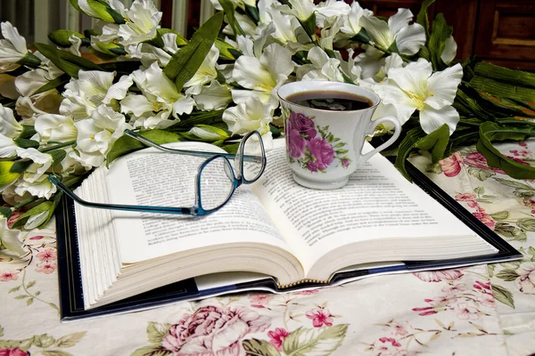 Open Book avec lunettes, fleurs et café — Photo