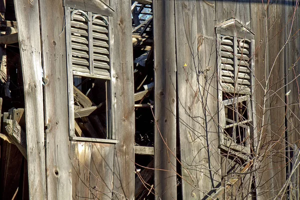 Närbild gammal ladugård förstördes - brun Toning — Stockfoto