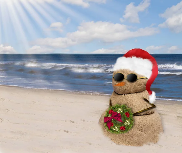 Pupazzo di neve fatto di sabbia sulla spiaggia indossando Santa Hat — Foto Stock