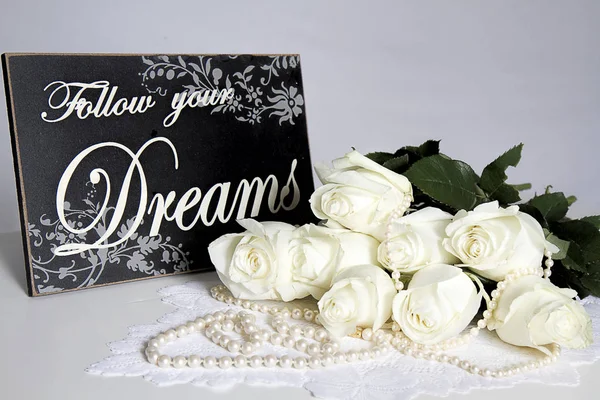 Follow Your Dreams sign by White Dreamy Roses and pearls — Stock Photo, Image