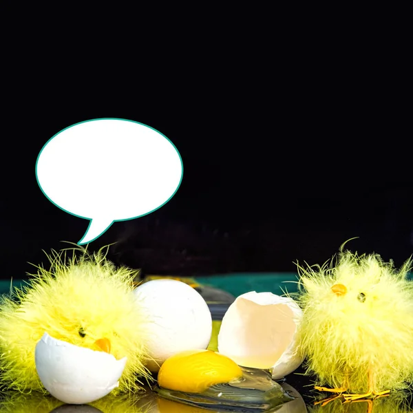 Забавный фон с маленькими цыплятами и желтком — стоковое фото