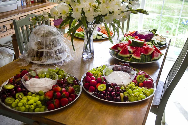 Bandejas de frutas e legumes para festas — Fotografia de Stock