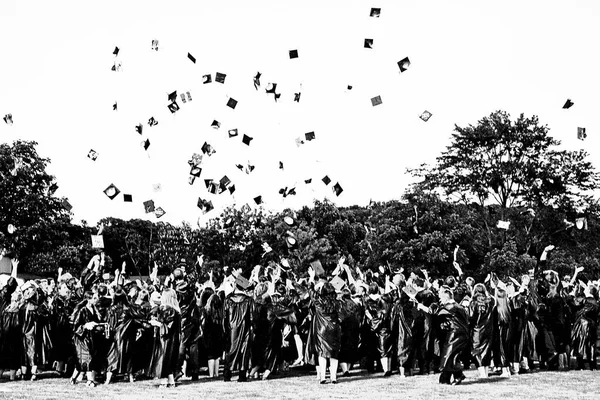 GRADUATION - JUIN 2017 - ÉCOLE SUD-OUEST SUPÉRIEURE - HANOVER, PA - Lancement noir et blanc des casquettes de graduation — Photo