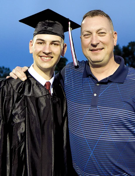 Graduação-junho 2017-South Western High School-Hanover, PA-orgulhoso pai e filho, graduado — Fotografia de Stock