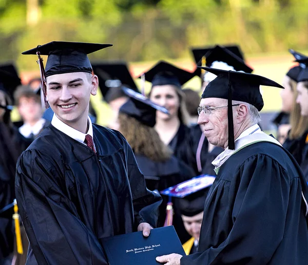 Graduação-junho 2017-South Western High School-Hanover, PA-estudante recebendo seu diploma. — Fotografia de Stock