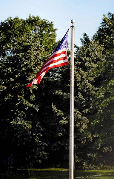 Drapeau américain flottant sur pôle — Photo