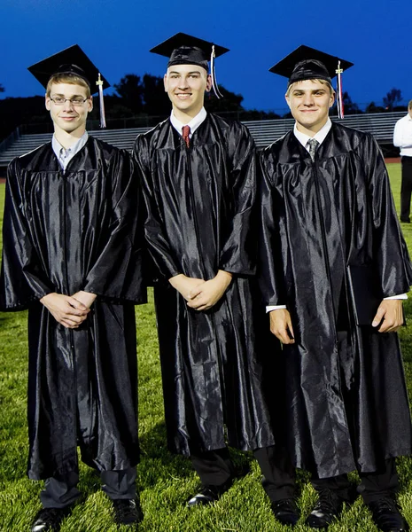 Graduação-junho 2017-South Western High School-Hanover, PA-High School amigos junto após a graduação no tampão e nos vestidos. — Fotografia de Stock