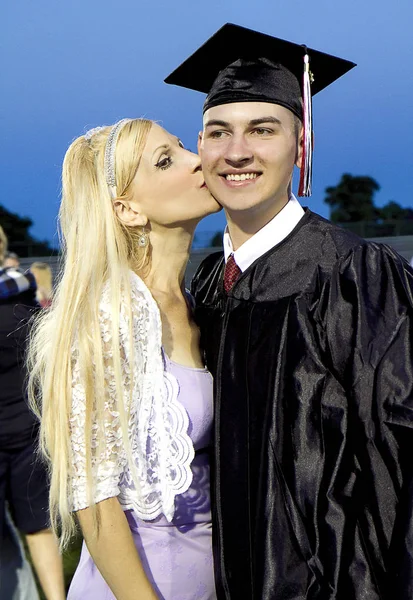 Graduação-junho 2017-South Western High School-Hanover, PA-mãe dando o filho beijo das felicações — Fotografia de Stock