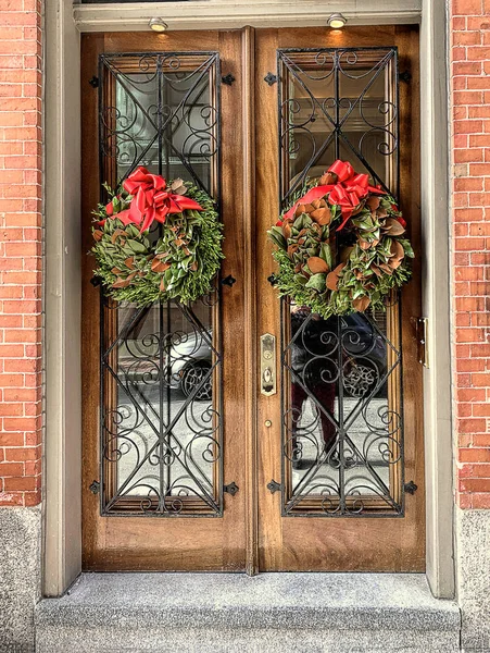 Güzel Taze Kırmızı Fiyonklu Noel Çelenkleri Binanın Girişindeki Çift Kapılı — Stok fotoğraf
