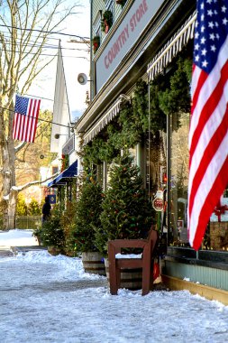 Usa 'nın küçük bir kasabadaki antika caddesi Noel tatilleri için süslenirken Amerikan Bayrakları sergilenmeye devam ediyor..