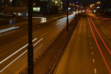 Varşova, Polonya dış kenarındaki dairesel geç akşam trafik.