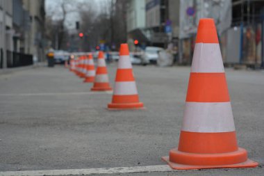 Beyaz ve turuncu trafik konileri, lane kısıtlı otopark satır. Yakın çekim.