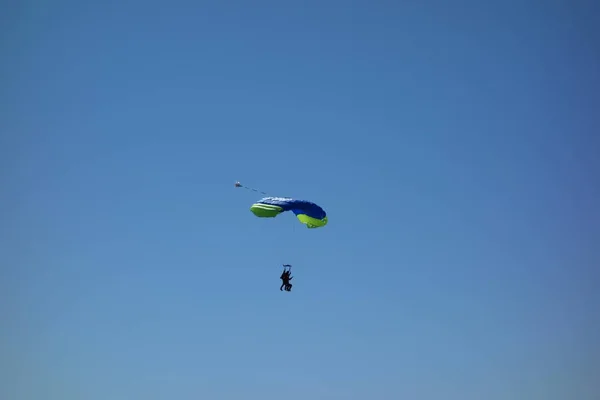 Parachuting Tandem Pair Parachutists Glide Descent Landing Clear Blue Sky — Stock Photo, Image