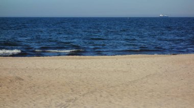 Plaja mesafe yalnız bir yük gemisi ile deniz manzarası