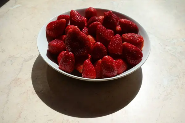 草莓碗 顶部对角线视图 — 图库照片