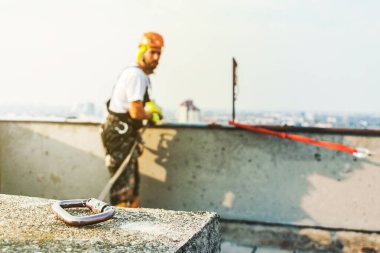 Dış cephe duvarını boyarken binadan sarkan endüstriyel halat işçisi. Endüstriyel dağcılık konsepti. Üst görünüm