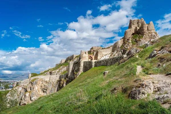 Van, Türkiye 'deki Van Kalesi' nin tahkimatları ve eski kalesi. İ.Ö. 9 yüzyılda Urarya Krallığı tarafından kuruldu. Van Gölü ve Van Şehri 'nin güzel manzaralı popüler turistik bir yer..