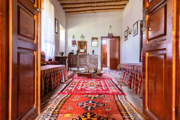 Intérieur traditionnel de la maison turque avec tous les meubles et tapis authentiques sur le sol. Lumière entrant par la fenêtre latérale . — Photo