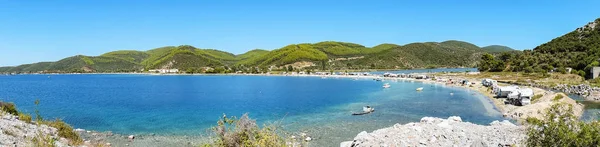 Panorama Praia Tropical Com Exuberantes Montanhas Verdes Redor Baía Lugar — Fotografia de Stock