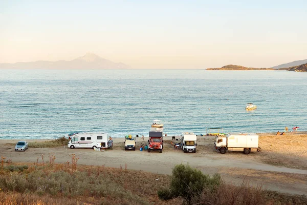 Ormos Panagias, Yunanistan, 27 / 06 / 2019: Sahilde park edilmiş eğlence araçları. Kampçı yaşam tarzı