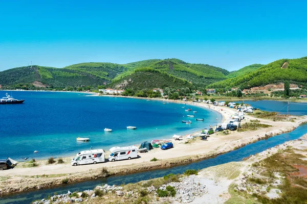 Porto Koufo Grecja 2019 Widok Słynną Zatokę Grecką Wieloma Pojazdami — Zdjęcie stockowe