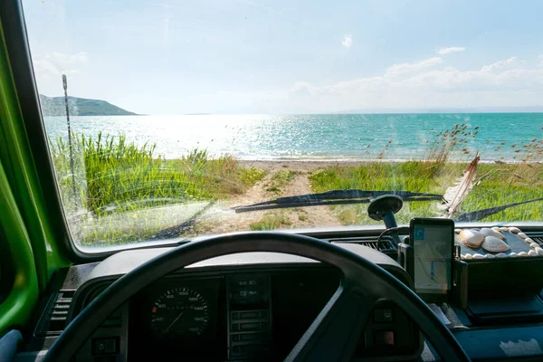 Plaja doğru giden eski model bir minivan karavan. İç görünüm.