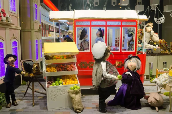 Boneca em uma vitrine Roshen em Lviv — Fotografia de Stock