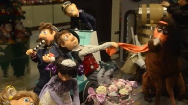 Animasyonlu bebeğin bir vitrin içinde