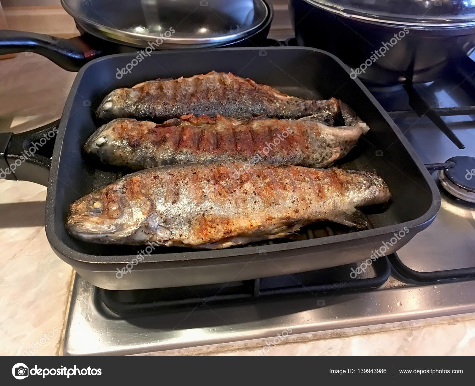 Обжаренная докторская колбаса на сковороде. Салмон на сковороде. Можно ли жарить просрочена. Котлеты в сковороде на плите. Можно ли жарить просрочена.