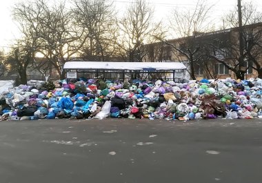 Çöp kutuları Lviv taşan