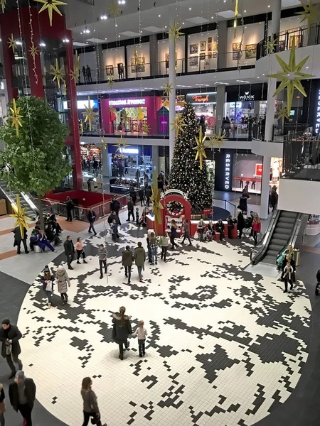 Árbol de Navidad en el vestíbulo del centro comercial Forum-Lviv — Foto de Stock