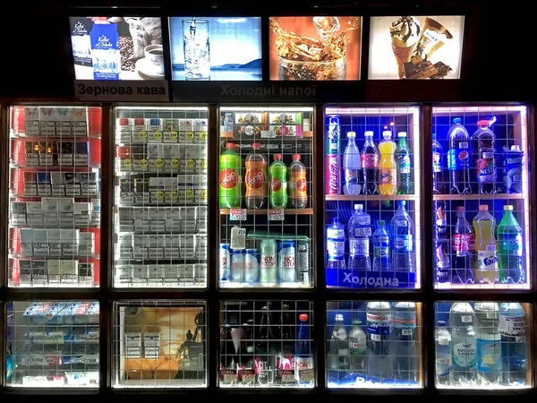 リヴィウで夜の食料品屋の照らされた窓 — ストック写真