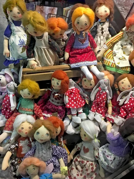 Handmade dolls (girls) in the shop window — Stock Photo, Image